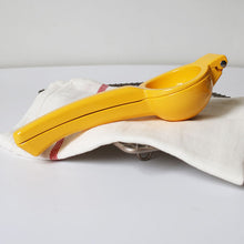 Load image into Gallery viewer, Premium Quality Manual Lemon Squeezer
